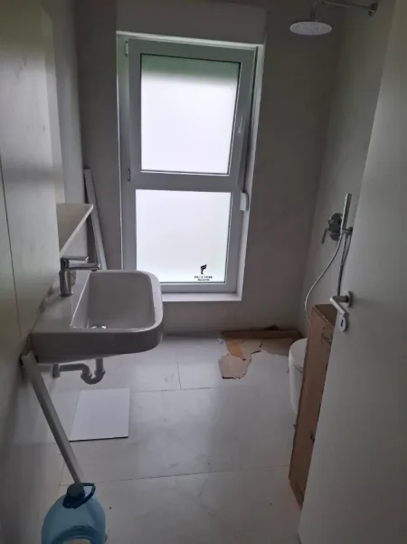 Tirane, jepet me qera apartament 1+1 Kati 2, 65 m² 500 € (ALI DEMI)