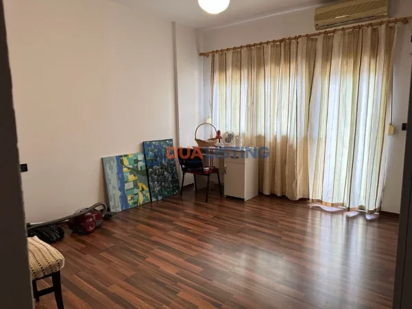 Tirane, jepet me qera apartament 2+1 , 850 € (Rruga Faik Konica)