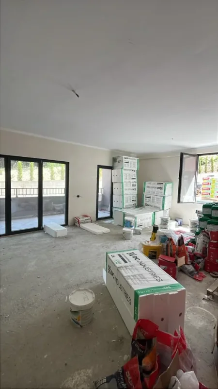 Tirane, shitet apartament 3+1 Kati 1, 181 m² (Kompleksi Xheluks, Rruga e Elbasanit)