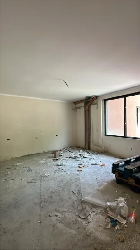Tirane, shitet apartament 3+1 Kati 1, 181 m² (Kompleksi Xheluks, Rruga e Elbasanit)