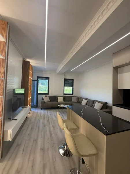 Tirane, jepet me qera apartament 2+1 , 1.000 € (liqeni i thate , kopshti botanik)