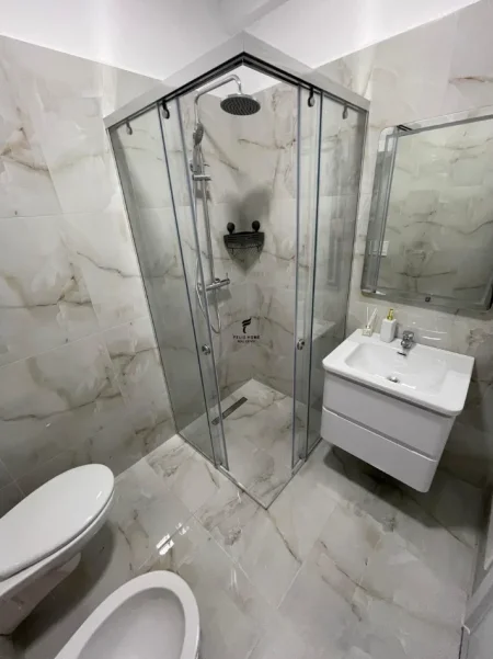 Tirane, jepet me qera apartament 1+1 Kati 3, 80 m² 65.000 € (LAPRAKE)