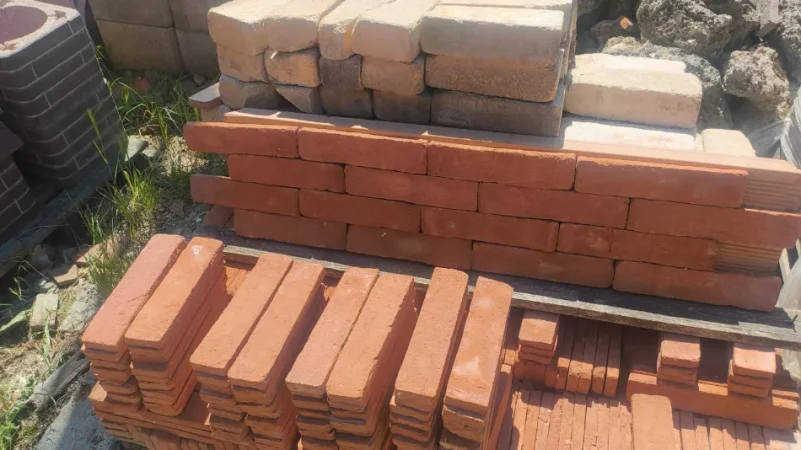 Tirane, shes Tulla xhami, mbulesa muri, Tulla dekorative,Tulla shamat të reja dhe të përdorura, oxhaqe, furra, pllaka balte veshjeje, etj 10 €