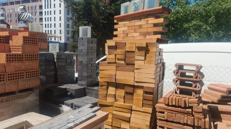 Tirane, shes Tulla xhami, mbulesa muri, Tulla dekorative,Tulla shamat të reja dhe të përdorura, oxhaqe, furra, pllaka balte veshjeje, etj 10 €