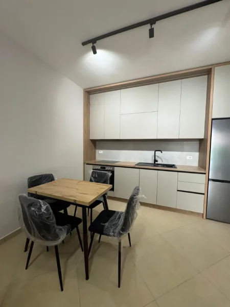 Tirane, jepet me qera apartament 1+1 Kati 5, 67 m² 400 € (URBAN GATE)