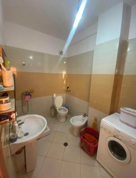 Tirane, jepet me qera apartament 2+1 Kati 8, 90 m² 450 € (YZBERISHT)