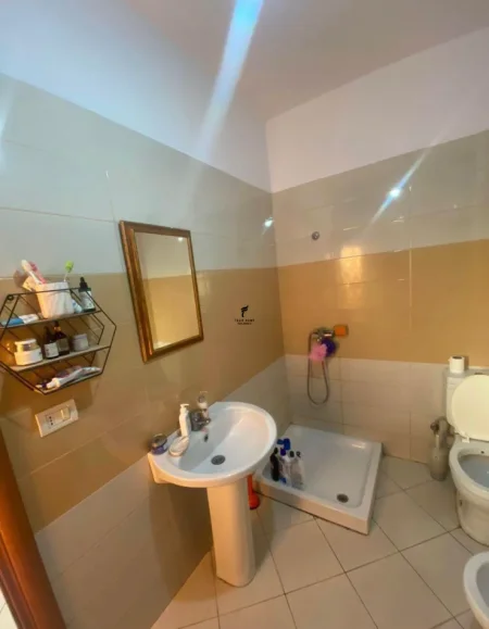 Tirane, jepet me qera apartament 2+1 Kati 8, 90 m² 450 € (YZBERISHT)
