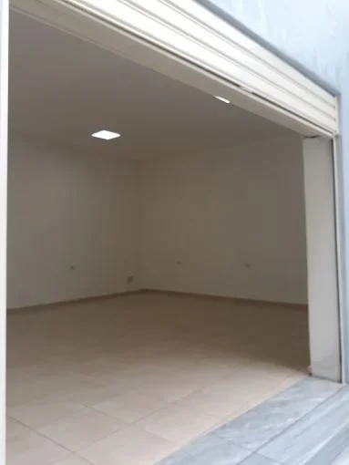 Tirane, jepet me qera dyqan Kati 0, 100 m² 1.000 € (rruga bardhyl)