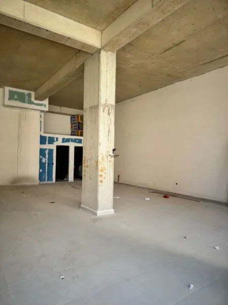 Tirane, jepet me qera dyqan Kati 0, 150 m² 3.000 € (ZOGU I ZI)