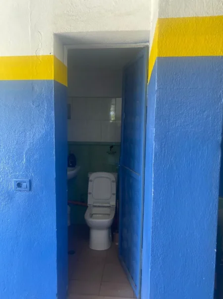 Tirane, jepet me qera dyqan Kati 0, 120 m² 2.000 € (ZOGU I ZI)