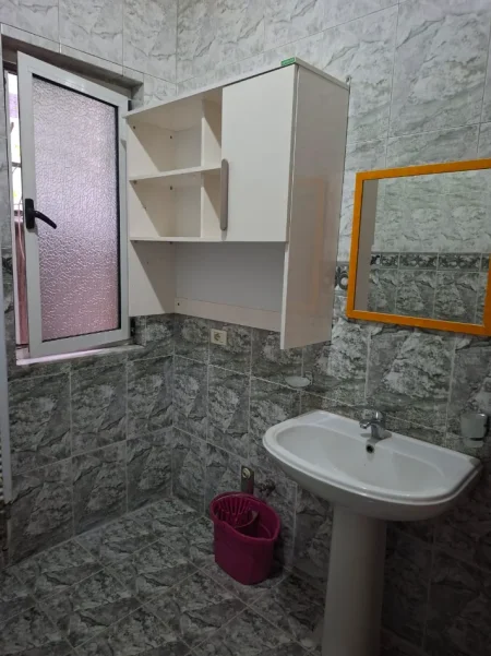 Tirane, jepet me qera apartament 2+1 Kati 1, 130 m² 650 € (prane Kristal Center)