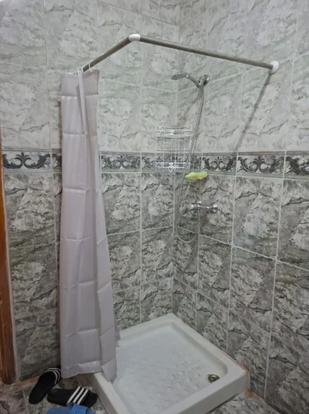 Tirane, jepet me qera apartament 2+1 Kati 1, 130 m² 650 € (prane Kristal Center)