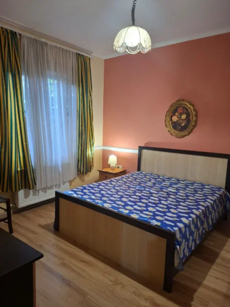 Tirane, jepet me qera apartament 2+1 Kati 1, 130 m² 650 € (prane Kristal Center)