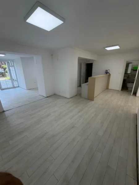 Tirane, jepet me qera ambjent biznesi Kati 0, 100 m² 1.250 € (inxhinieria e ndertimit)