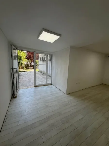 Tirane, jepet me qera ambjent biznesi Kati 0, 100 m² 1.250 € (inxhinieria e ndertimit)