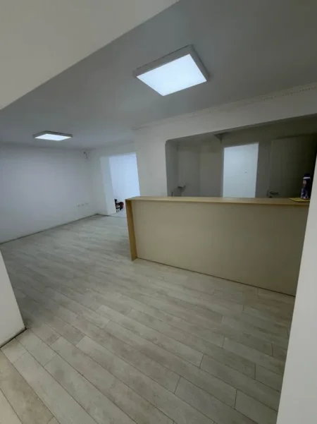 Tirane, jepet me qera ambjent biznesi Kati 0, 100 m² 1.250 € (inxhinieria e ndertimit)