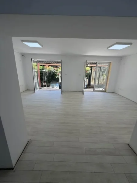 Tirane, jepet me qera ambjent biznesi Kati 0, 100 m² 1.250 € (inxhinieria e ndertimit)