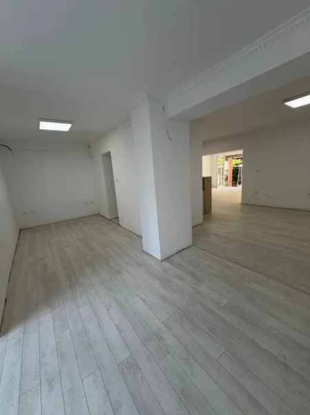 Tirane, jepet me qera ambjent biznesi Kati 0, 100 m² 1.250 € (inxhinieria e ndertimit)