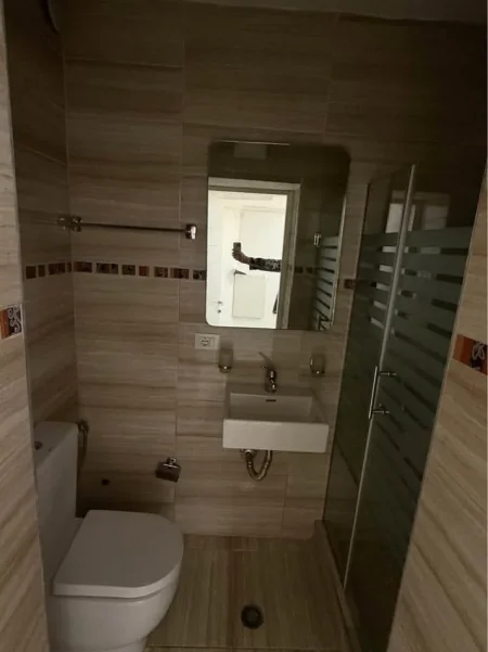 Tirane, jepet me qera ambjent biznesi Kati 0, 100 m² 1.250 € (inxhinieria e ndertimit)