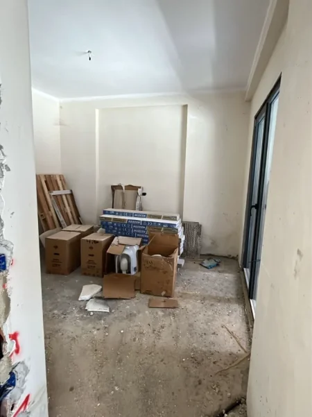 Tirane, shitet apartament 1+1+Ballkon Kati 1, 88 m² (Kompleksi Xheluks, Rruga e Elbasanit)