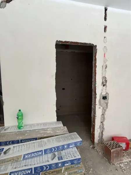 Tirane, shitet apartament 1+1+Ballkon Kati 1, 88 m² (Kompleksi Xheluks, Rruga e Elbasanit)