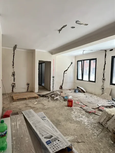 Tirane, shitet apartament 1+1+Ballkon Kati 1, 88 m² (Kompleksi Xheluks, Rruga e Elbasanit)