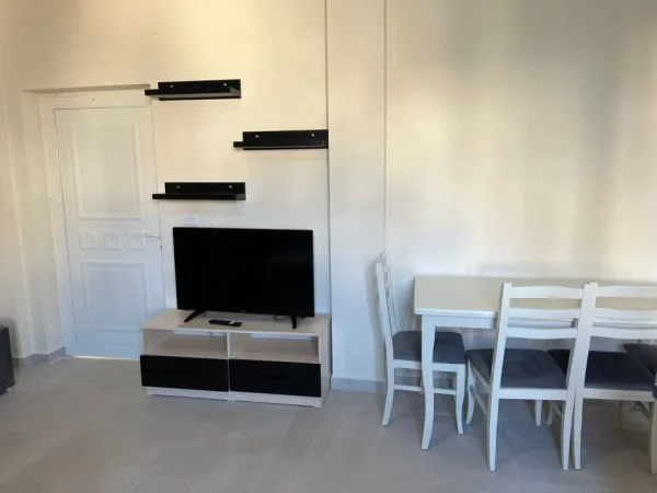 Tirane, jepet me qera apartament 1+1 Kati 2, 70 m² 450 € (Perball Shkolles Se Bashkuar Qsut)