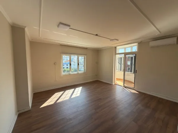Tirane, jepet me qera ambjent biznesi Kati 4, 178 m² 1.800 € (Sheshi Willson)