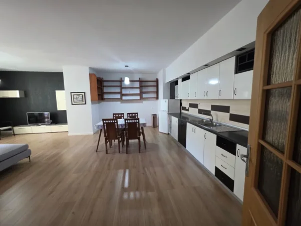 Tirane, jepet me qera apartament 1+1 Kati 8, 70 m² 650 € (Le Bon ,Zogu i Zi)