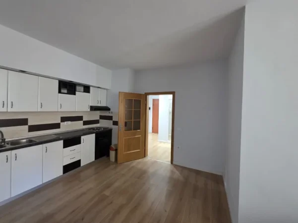 Tirane, jepet me qera apartament 1+1 Kati 8, 70 m² 650 € (Le Bon ,Zogu i Zi)