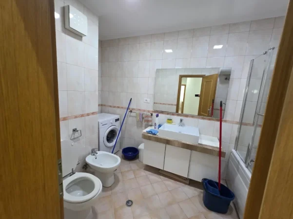 Tirane, jepet me qera apartament 1+1 Kati 8, 70 m² 650 € (Le Bon ,Zogu i Zi)
