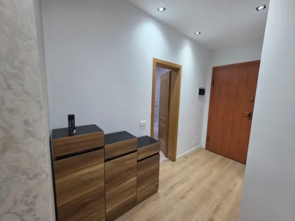 Tirane, jepet me qera apartament 1+1 Kati 8, 70 m² 650 € (Le Bon ,Zogu i Zi)