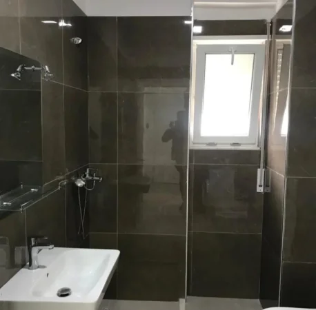 Tirane, jepet me qera apartament 1+1 Kati 3, 61 m² 560 € (Spitali Amerikan 2)