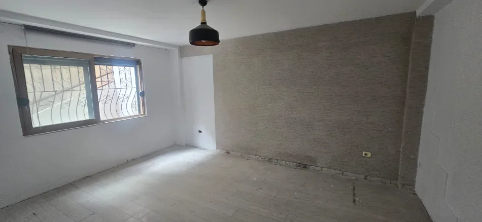 Tirane, jepet me qera ambjent biznesi Kati 0, 120 m² 850 € (Sheshi Wilson, pran zyrave te LSI)
