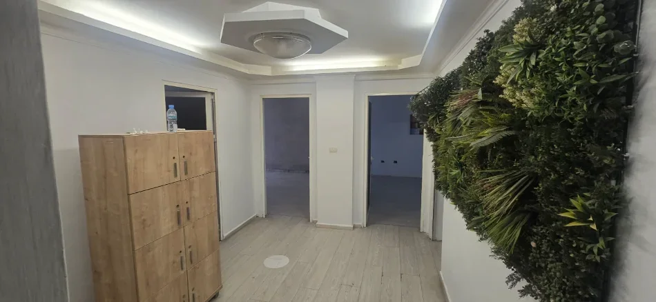 Tirane, jepet me qera ambjent biznesi Kati 0, 120 m² 850 € (Sheshi Wilson, pran zyrave te LSI)