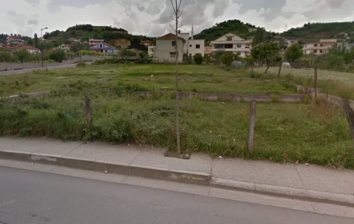 Tirane, jepet me qera toke , 1.850 m² (yrshek)