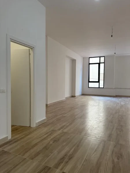 Jepen me qera 2 ambjente biznesi ,2.600 € tek Rruga e Durresit