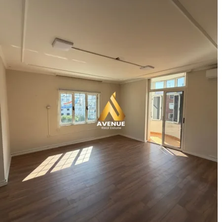 Tirane, jepet me qera ambjent biznesi Kati 4, 178 m² 1.800 € (SHESHI WILLSON)