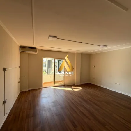 Tirane, jepet me qera ambjent biznesi Kati 4, 178 m² 1.800 € (SHESHI WILLSON)