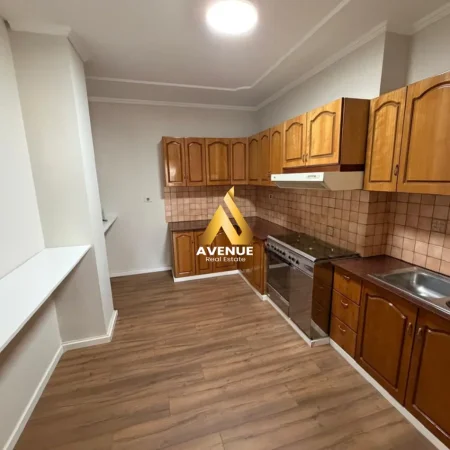 Tirane, jepet me qera ambjent biznesi Kati 4, 178 m² 1.800 € (SHESHI WILLSON)