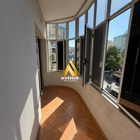 Tirane, jepet me qera ambjent biznesi Kati 4, 178 m² 1.800 € (SHESHI WILLSON)