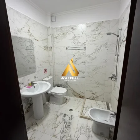 Tirane, jepet me qera ambjent biznesi Kati 4, 178 m² 1.800 € (SHESHI WILLSON)