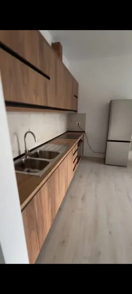 Tirane, jepet me qera apartament 2+1 Kati 9, 115 m² 500 € (Ish Fusha E Aviacionit)