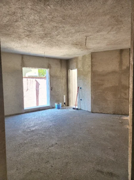 Tirane, shitet apartament 2+1+Ballkon Kati 1, 100 m²