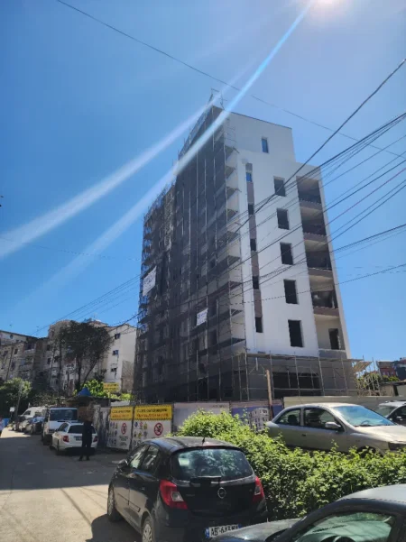 Tirane, shitet apartament 2+1+Ballkon Kati 1, 100 m²