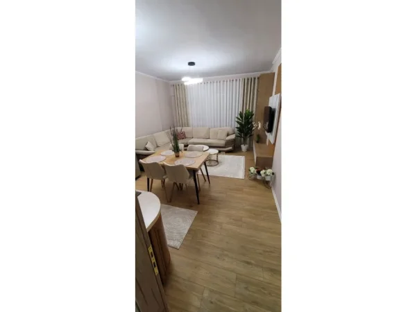 Tirane, jepet me qera apartament 2+1 Kati 4, 98 m² 880 € (kristal center)
