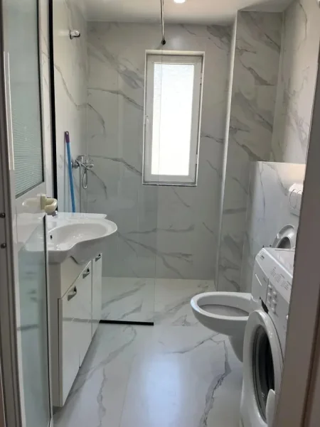 Tirane, jepet me qera apartament 1+1+Ballkon Kati 4, 65 m² 400 € 