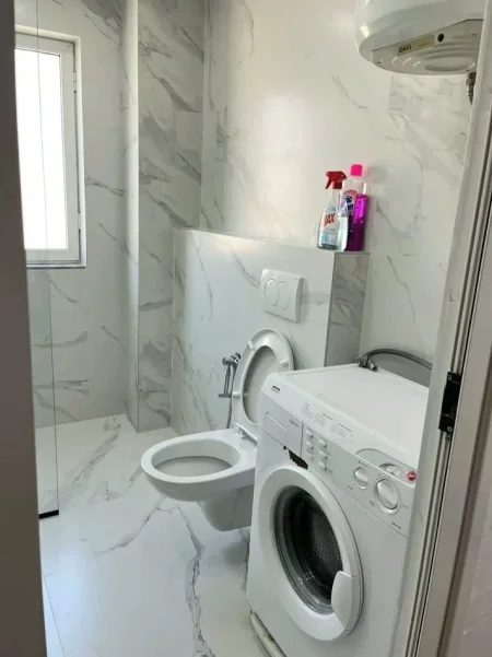 Tirane, jepet me qera apartament 1+1+Ballkon Kati 4, 65 m² 400 € 