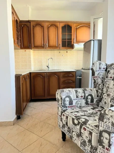 Tirane, jepet me qera apartament 1+1+Ballkon Kati 4, 65 m² 400 € 