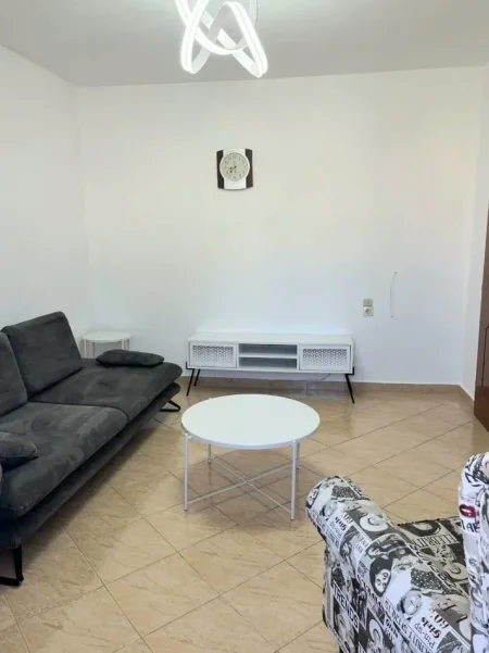Tirane, jepet me qera apartament 1+1+Ballkon Kati 4, 65 m² 400 € 
